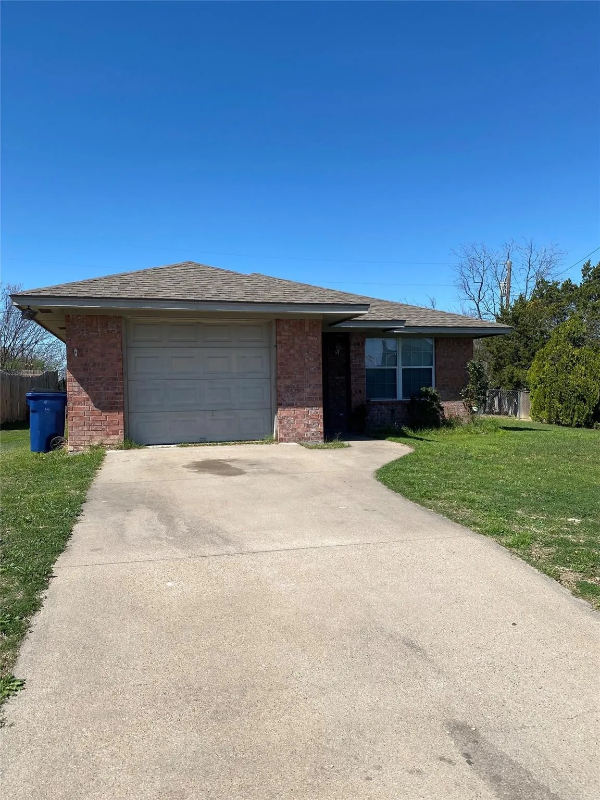 Granbury House: 1701 W Doyle St