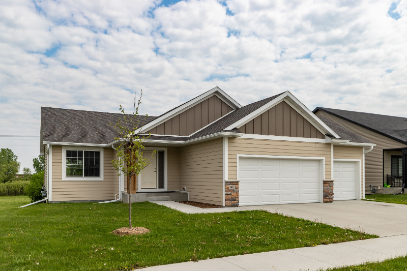 Stewartville House: 2244 Petersen Dr NW