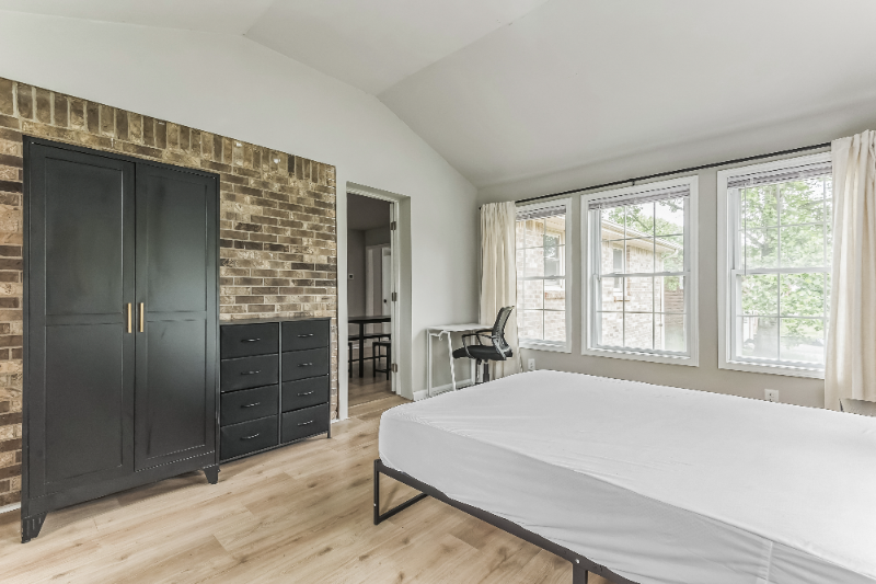 Clarksville Single Room: 2265 Wildwood Dr