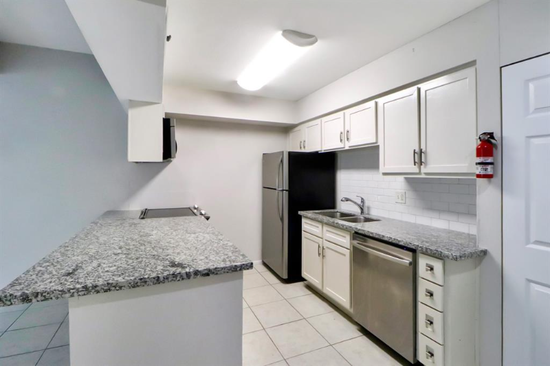 Houston Condo: 5929 Queensloch Dr