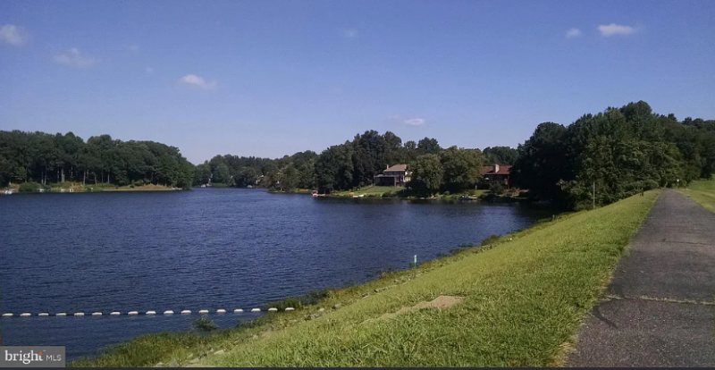 Dumfries House: 1508 Holleyside Dr