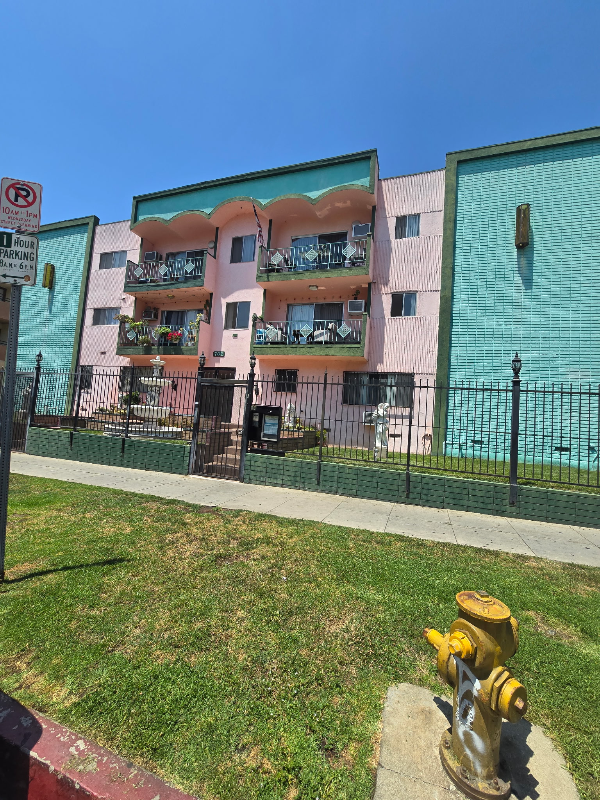 Los Angeles Apartment: 701 So Oxford Avenue