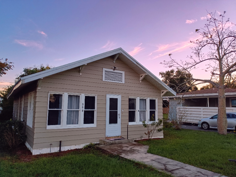 Lake Hamilton House: 308 W Smith Ave