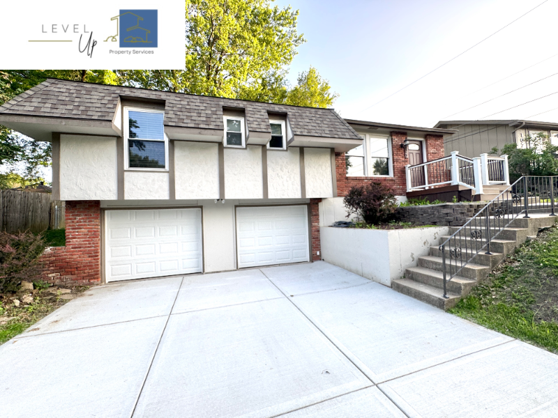 Kansas City House: 111 NE 90th Ter