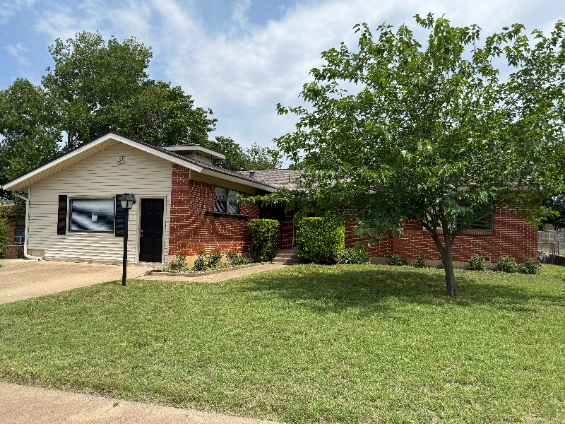 Fort Worth House: 8274 Lifford Pl