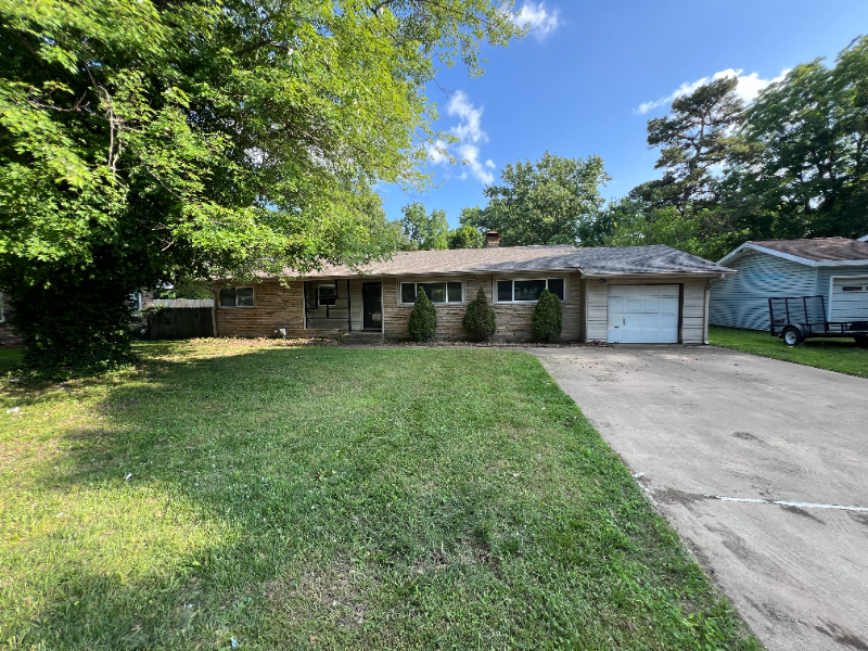 Fayetteville House: 2121 W Wedington Dr