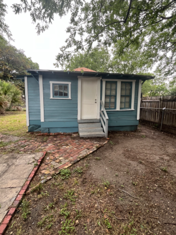 San Antonio House: 307 E Lambert