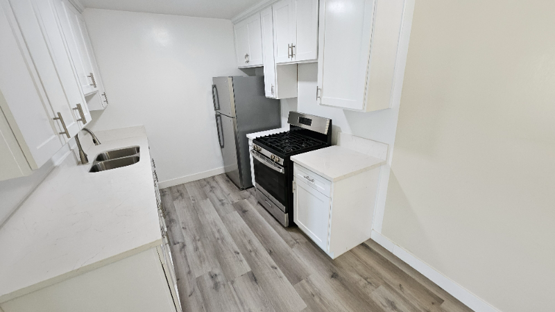Los Angeles Apartment: 815 N Benton Way