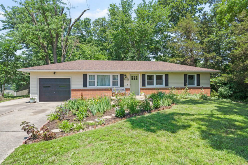 Columbia House: 3709 Evergreen Ln