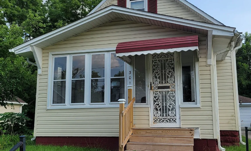 Pontiac House: 301 Rockwell Ave