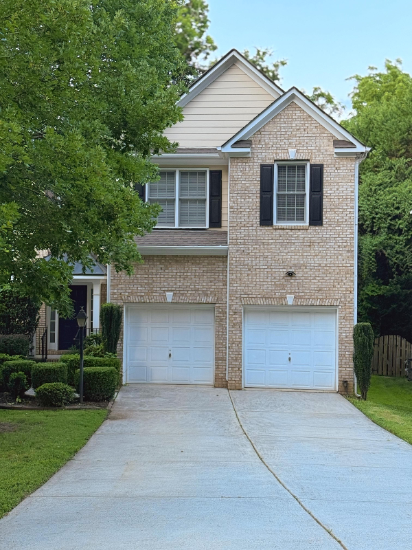 Charlotte House: 2124 Sablewood Dr