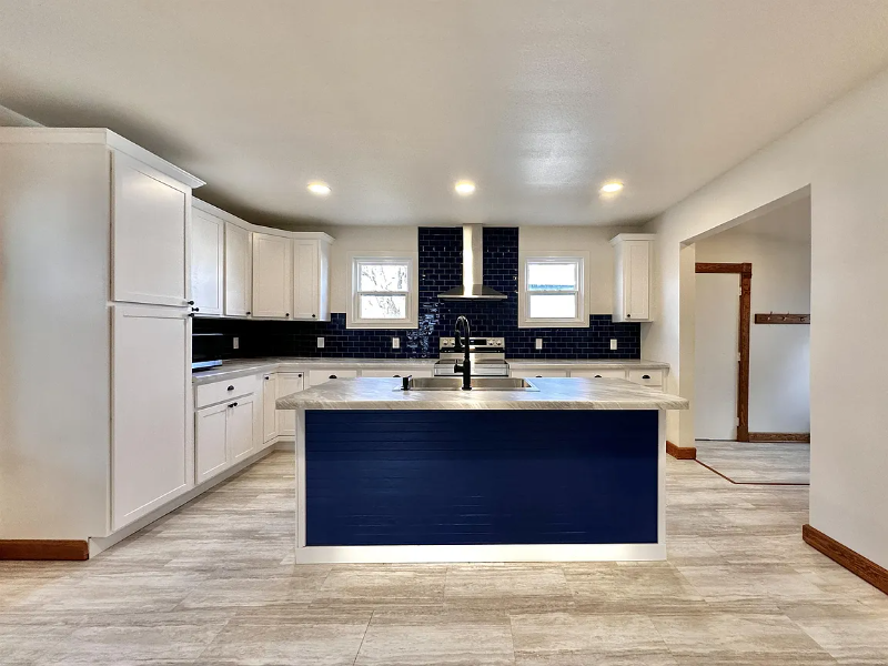 Stoughton House: 1008 Giles St