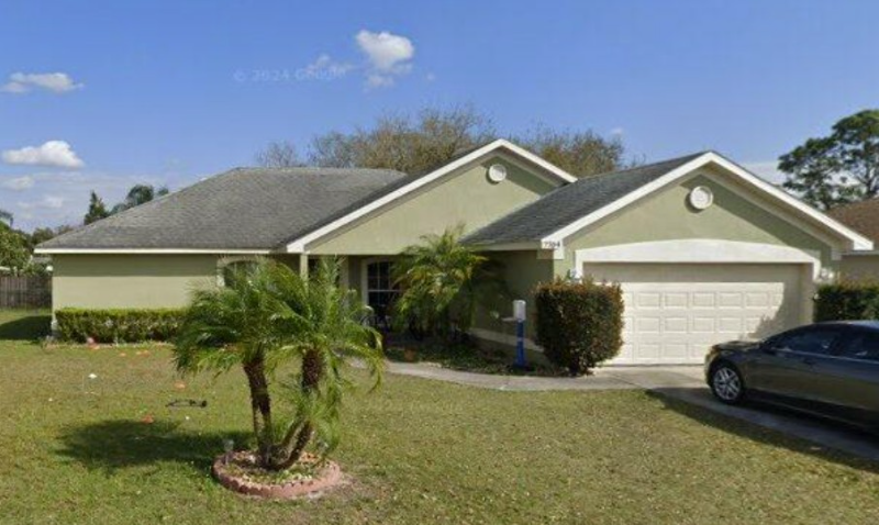 Lakeland House: 7704 Canterbury Cir