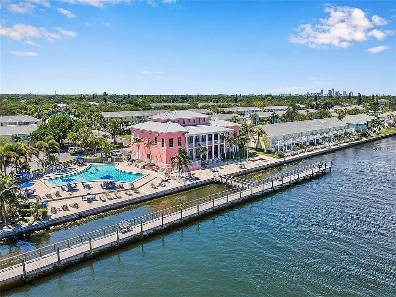 ST PETERSBURG Condo: 5132 BEACH DR SE