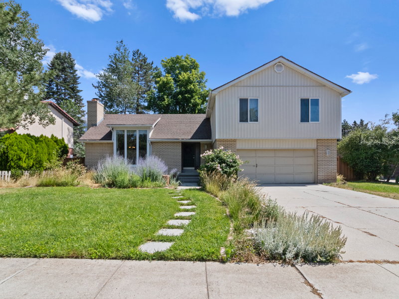 Sandy House: 1910 E Southbridge Way