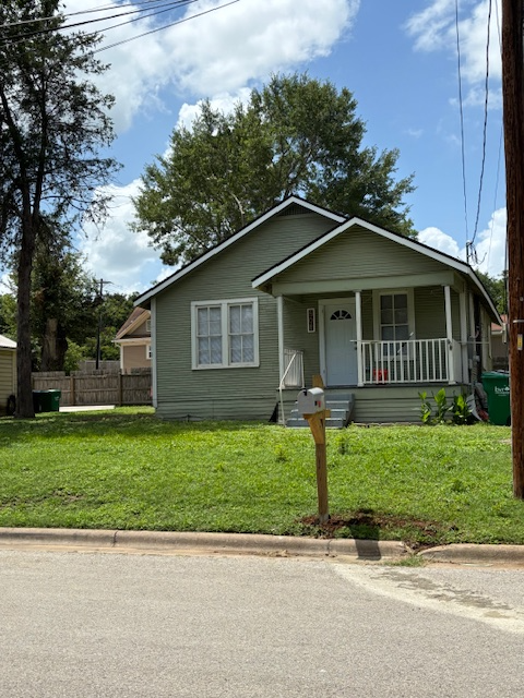 Brenham House: 508 W. 6th St