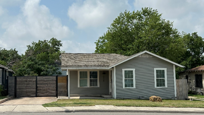 San Antonio House: 1114 Fresno