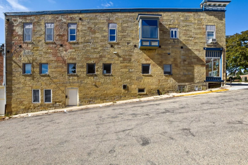 Mineral Point Apartment: 104 High St