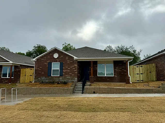 FAYETTEVILLE House: 2440 N Raven Lane