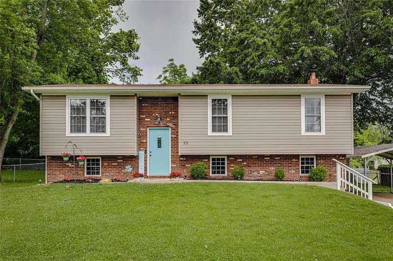 Farmington House: 25 Ava Ct.