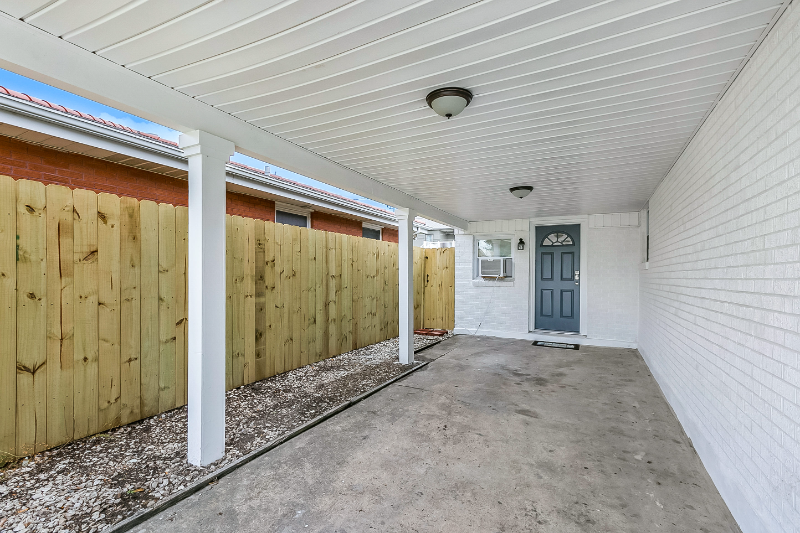 Arabi Townhome: 901 Perrin Dr