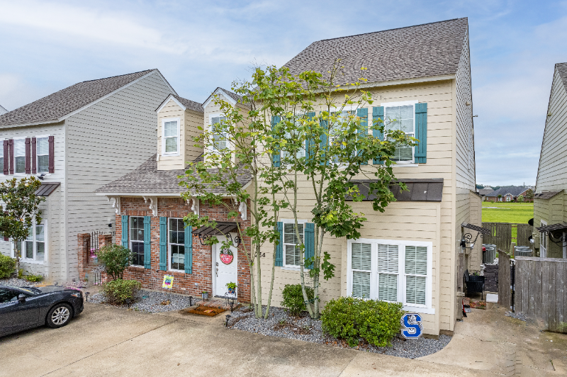 Sterlington Townhome: 258 Lenox Bridge