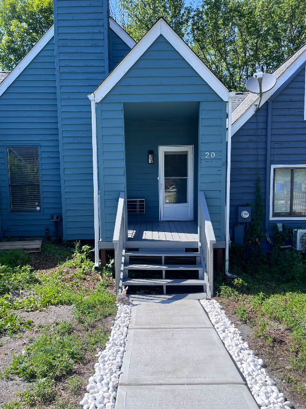 Woodridge House: 20 Fox Ridge