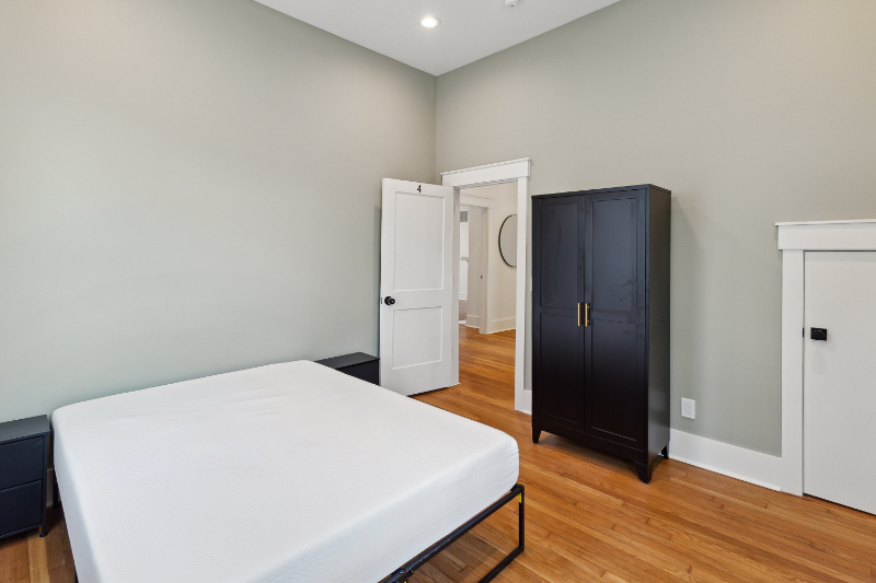 Savannah House: 1133 E Henry St