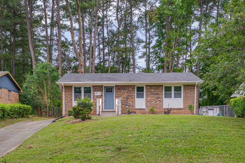 Durham House: 1911 Capps St