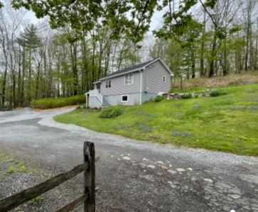 Middlebury House: 173 Christian Rd