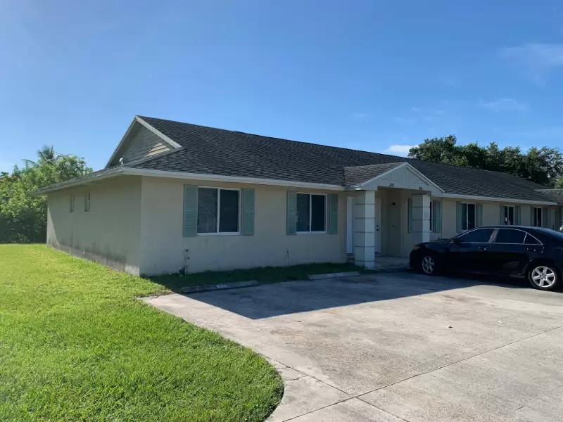 Port Saint Lucie House: 1661 SE Lennard Road
