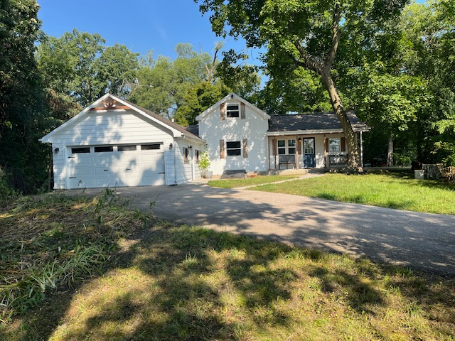 Mundelein House: 23367 W Schwerman Rd