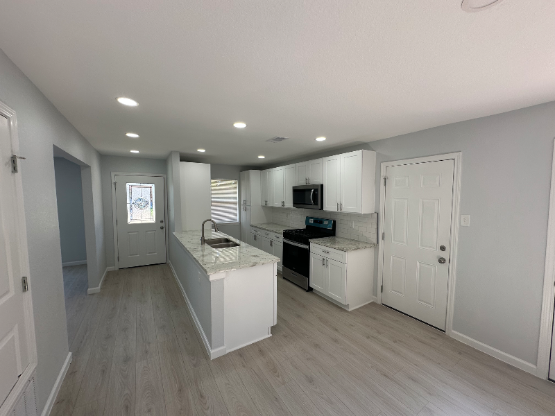 Angleton House: 629 W Mimosa
