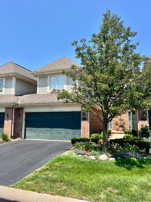 ROYAL OAK Condo: 405 JAMES CIRCLE