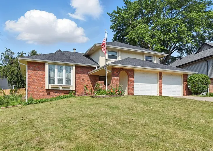 Omaha House: 7504 S 46th Ave