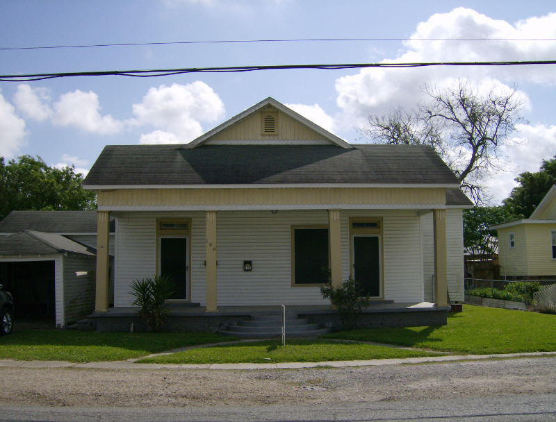 Delcambre House: 106 N Railroad