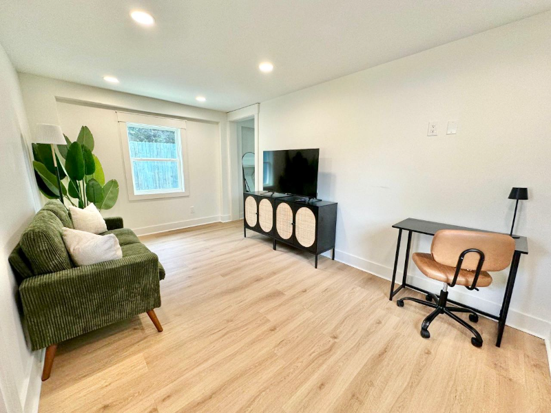 Savannah House: 1313 Live Oak St