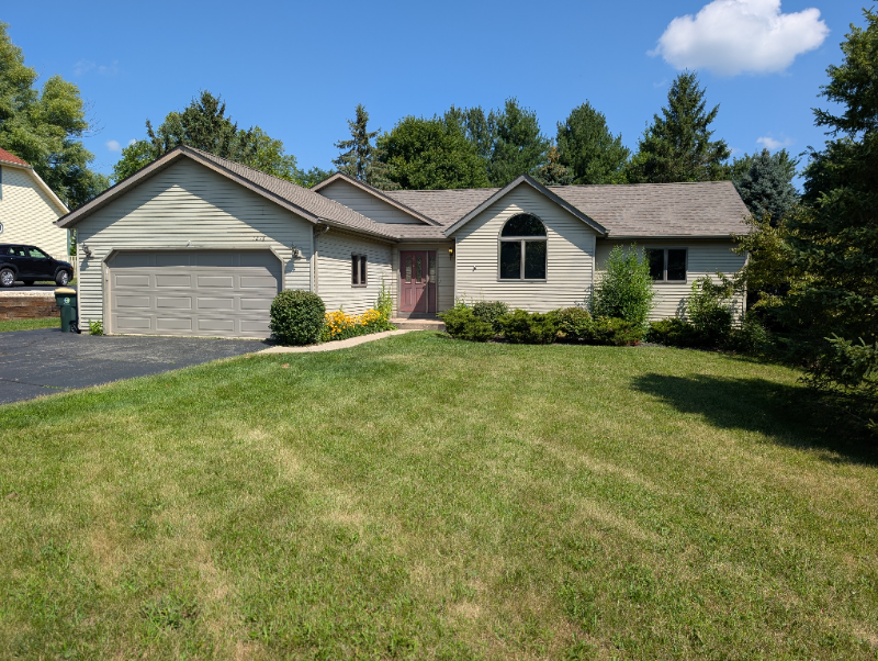 Twin Lakes House: 1218 Point O Woods Dr.