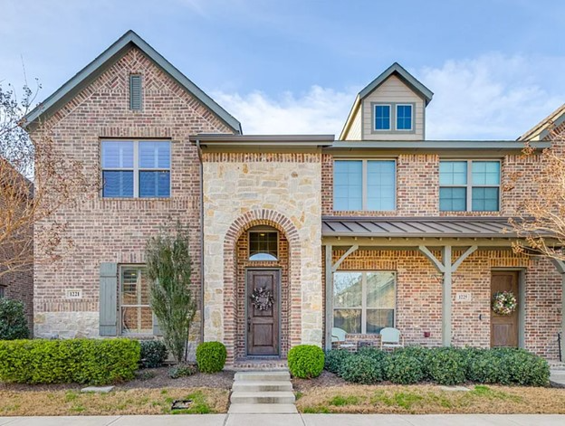 FLOWER MOUND Townhome: 1221 Casselberry Dr