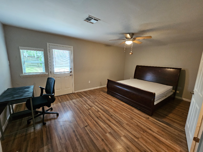 Houston Single Room: 19403 Youngtree Cir.