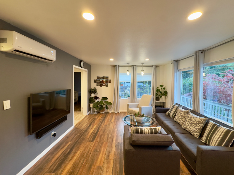Shoreline House: 723 N 184th St