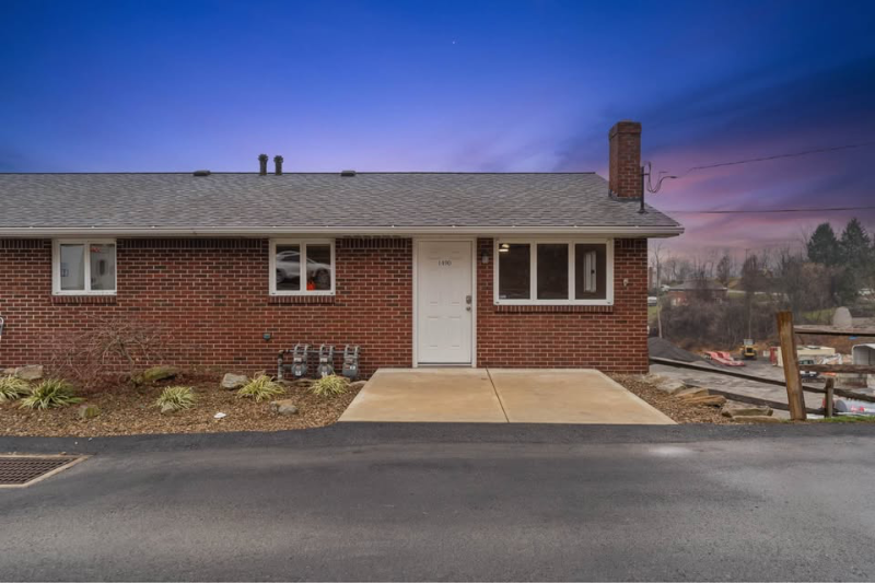 North Huntingdon House: 1490 Clay Pike