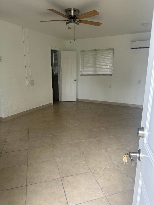 North Fort Myers House: 1064 North Tamiami Trail