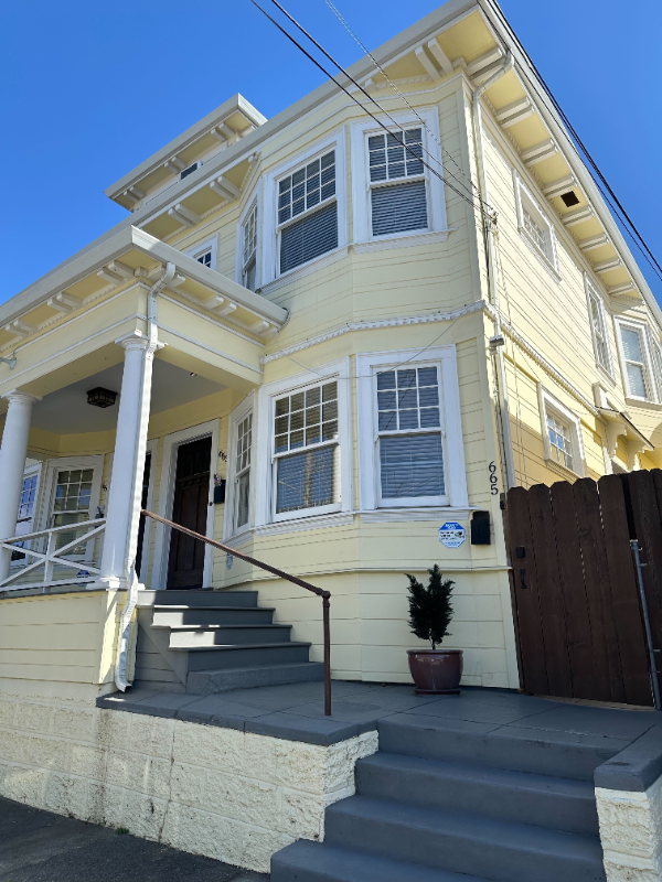 Oakland Condo: 665 43rd St