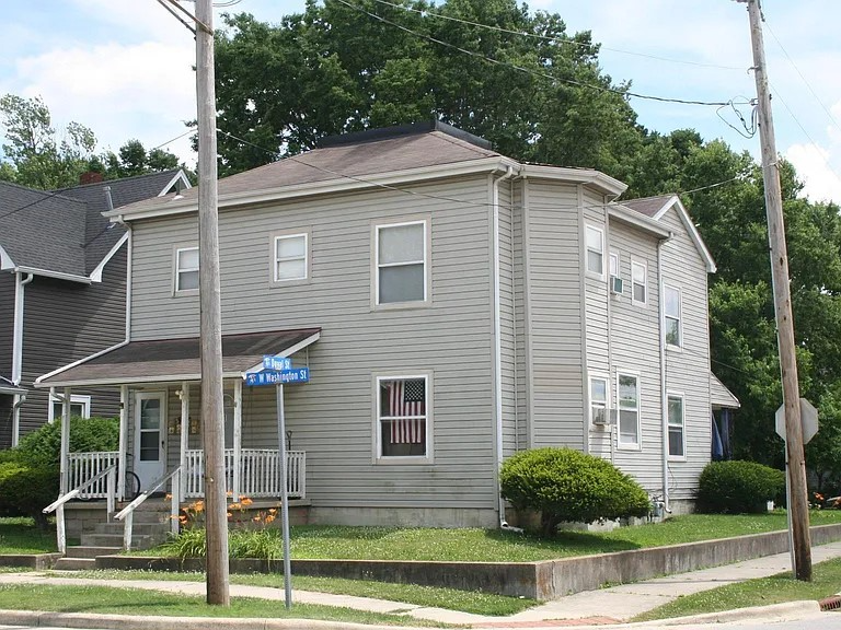 Frankfort Apartment: 559 W Washington St