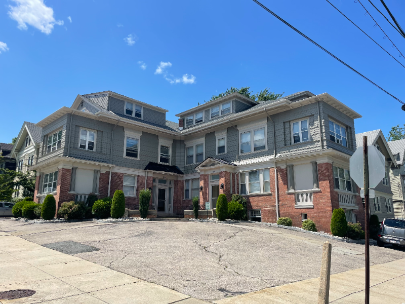 Providence Apartment: 372-374 Lloyd Ave