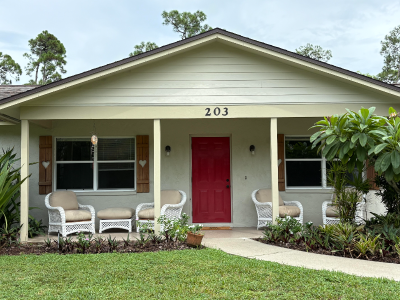 Naples House: 203 Esther Street