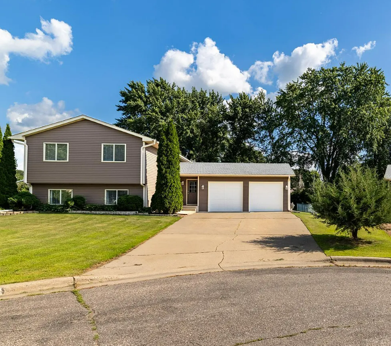 Belle Plaine House: 401 E Beaver Street