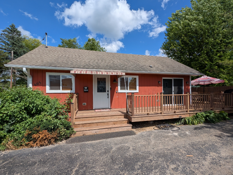 Twin Lakes House: 605 Vincent Road