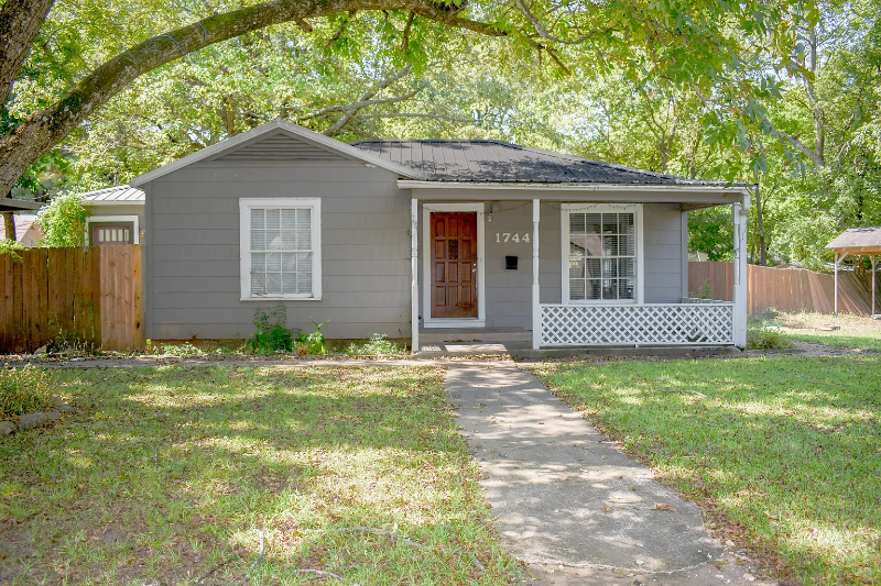 paris House: 1819 e Polk st
